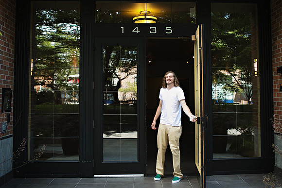 073